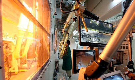 사용후핵연료 처리기술 연구개발 적정성 검토위원회는 지난 24일 파이로프로세싱-소듐냉각고속로 연구개발 사업을 지속하라는 권고안을 도출했다. 사진은 원자력연의 파이로프로세싱 모의 실험 시설.  원자력연 제공